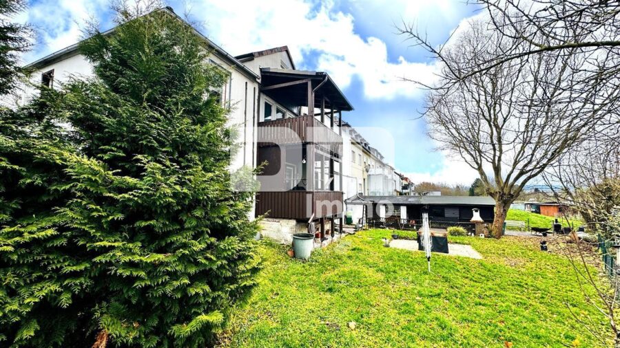 Schönes Ein- bis Zweifamilienhaus mit Gartenbereich, Terrasse + Balkon und Doppelgarage - Gartenbereich - Separate Zufahrt